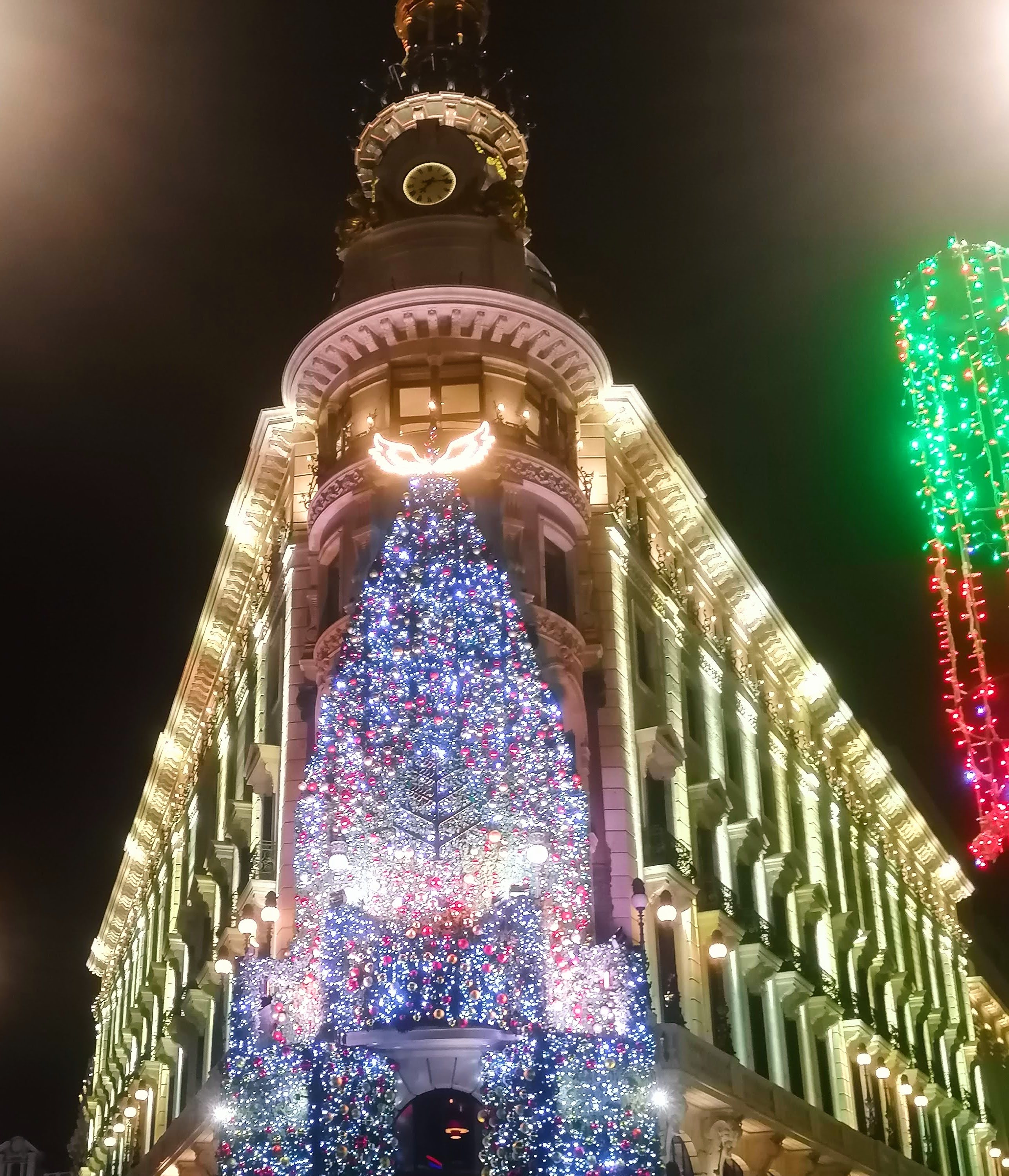 Por primera vez en Madrid podremos disfrutar de una iluminación navideña especial en varios hoteles de la Villa...